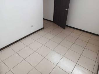 Se vende casa con amplio patio en San Joaquín de Flores 24-1810