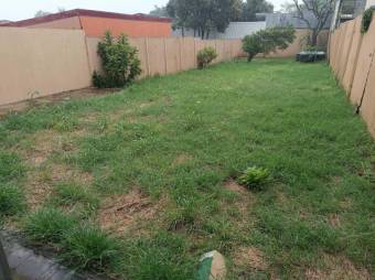 Se vende casa con amplio patio en San Joaquín de Flores 24-1810