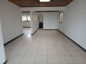Se vende casa con amplio patio en San Joaquín de Flores 24-1810