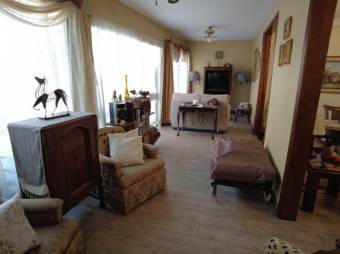 Se ven de casa con uso mixto en San Roque de Barva 24-1155