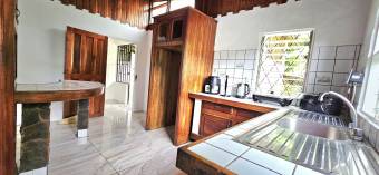 Venta de Casa en Batán, Limón. TIENE LOCAL COMERCIAL ACTIVO.