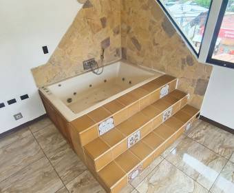 House and apartment in Higuito de Desamparados, San José. Bank-owned property.