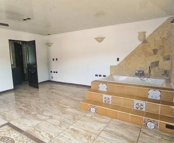 House and apartment in Higuito de Desamparados, San José. Bank-owned property.