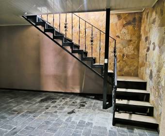 House and apartment in Higuito de Desamparados, San José. Bank-owned property.