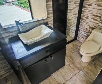 House and apartment in Higuito de Desamparados, San José. Bank-owned property.