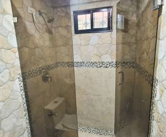 House and apartment in Higuito de Desamparados, San José. Bank-owned property.