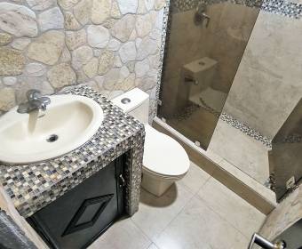 House and apartment in Higuito de Desamparados, San José. Bank-owned property.