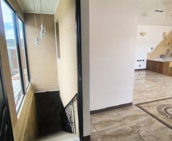 House and apartment in Higuito de Desamparados, San José. Bank-owned property.