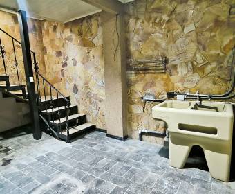 House and apartment in Higuito de Desamparados, San José. Bank-owned property.