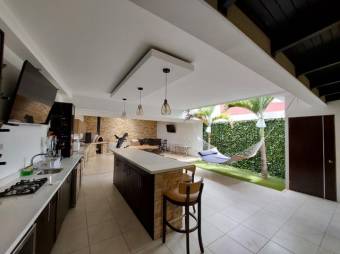 Se vende lujosa casa con uso de suelo mixto en Santo Tomas Heredia 25-1934