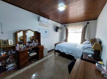 Se vende lujosa casa con uso de suelo mixto en Santo Tomas Heredia 25-1934