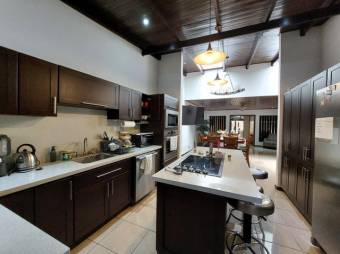 Se vende lujosa casa con uso de suelo mixto en Santo Tomas Heredia 25-1934