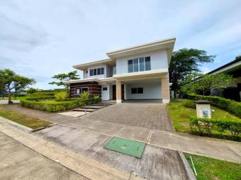 Se vende Moderna casa con patio en condominio de San Rafael Alajuela 26-40