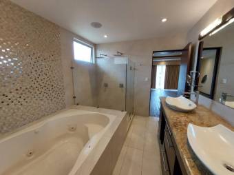 Se alquila moderna casa con patio en condominio San Rafael Alajuela 26-50