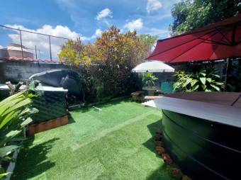 Se vende espaciosa casa con patio en Santa Lucia de Barva 26-568