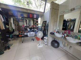 Se vende moderna propiedad de 5000m2 en San Antonio de Belén 26-673