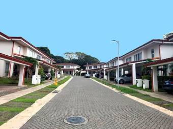 Se vende moderna casa en condominio de Ciudad Colon 26-764