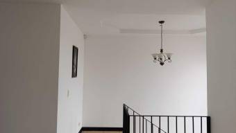 Se vende moderna casa con terraza en San Pablo Heredia 25-1992