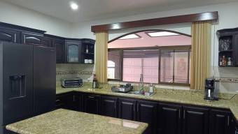 Se vende moderna casa con terraza en San Pablo Heredia 25-1992