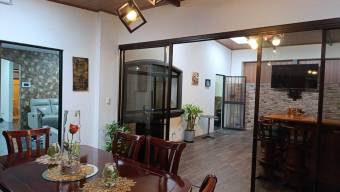 Se vende moderna casa con terraza en San Pablo Heredia 25-1992