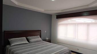 Se vende moderna casa con terraza en San Pablo Heredia 25-1992