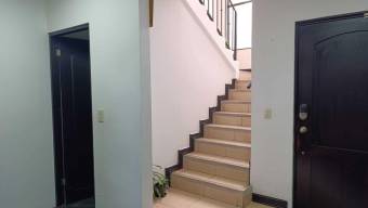 Se vende moderna casa con terraza en San Pablo Heredia 25-1992