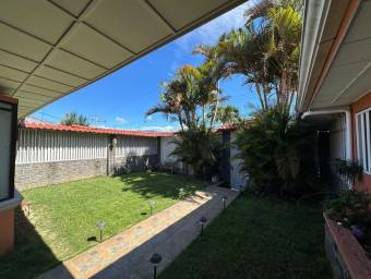 Se vende casa con jardín y terraza en La Asunción de Belén 25-950