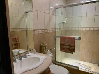 Se vende casa con jardín y terraza en La Asunción de Belén 25-950