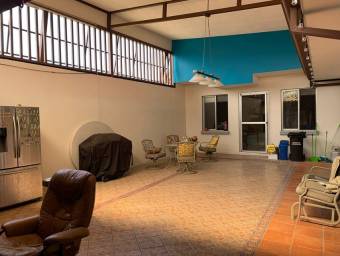 Se vende casa con jardín y terraza en La Asunción de Belén 25-950
