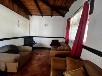 Se vende casa con amplio patio en San Josecito de Heredia 25-204