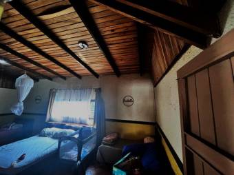 Se vende casa con amplio patio en San Josecito de Heredia 25-204