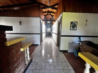 Se vende casa con amplio patio en San Josecito de Heredia 25-204