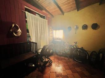 Se vende casa con amplio patio en San Josecito de Heredia 25-204