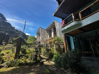 Se venden casa y local con uso mixto en Ángeles Heredia 25-1652