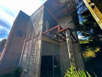 Se venden casa y local con uso mixto en Ángeles Heredia 25-1652