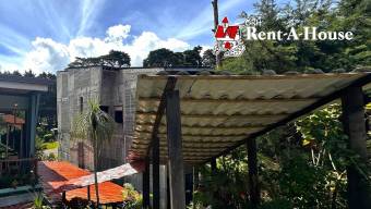 Se venden casa y local con uso mixto en Ángeles Heredia 25-1652