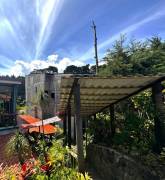 Se venden casa y local con uso mixto en Ángeles Heredia 25-1652