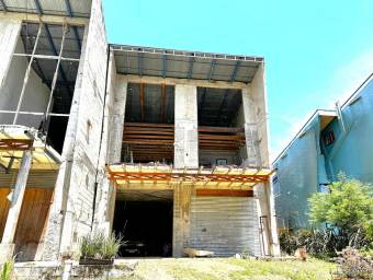 Se venden casa y local con uso mixto en Ángeles Heredia 25-1652