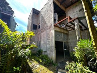 Se venden casa y local con uso mixto en Ángeles Heredia 25-1652