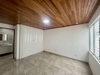 Se vende moderna casa con jardín en Mercedes Norte de Heredia 26-254