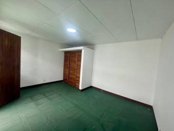 Se vende moderna casa con jardín en Mercedes Norte de Heredia 26-254