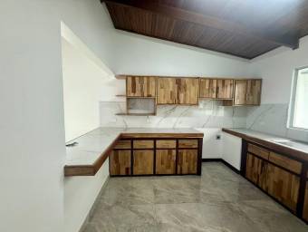 Se vende moderna casa con jardín en Mercedes Norte de Heredia 26-254