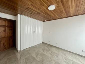 Se vende moderna casa con jardín en Mercedes Norte de Heredia 26-254