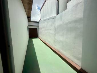 Se vende moderna casa con jardín en Mercedes Norte de Heredia 26-254