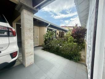 Se vende moderna casa con jardín en Mercedes Norte de Heredia 26-254