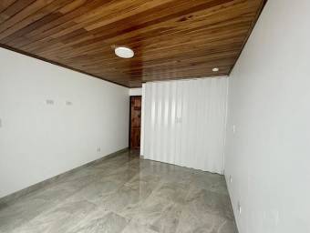 Se vende moderna casa con jardín en Mercedes Norte de Heredia 26-254