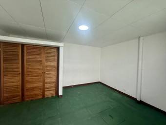 Se vende moderna casa con jardín en Mercedes Norte de Heredia 26-254