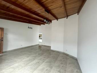 Se vende moderna casa con jardín en Mercedes Norte de Heredia 26-254