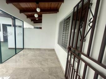 Se vende moderna casa con jardín en Mercedes Norte de Heredia 26-254