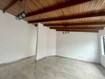 Se vende moderna casa con jardín en Mercedes Norte de Heredia 26-254